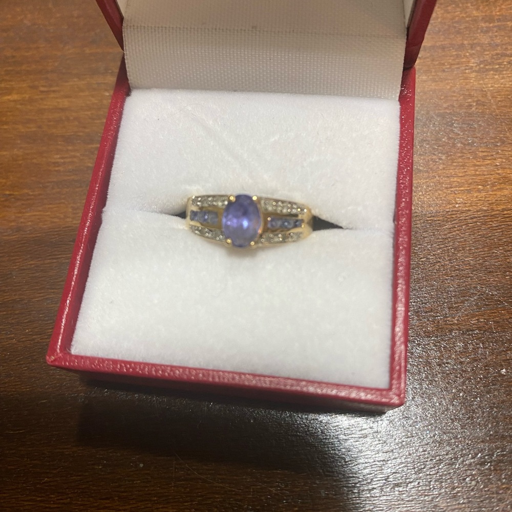 Beautiful Amethyst and Diamond ring 14k gold band